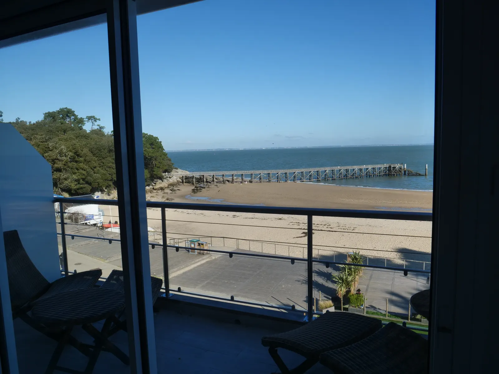 Vue depuis le balcon sur la plage des Dames et l'estacade